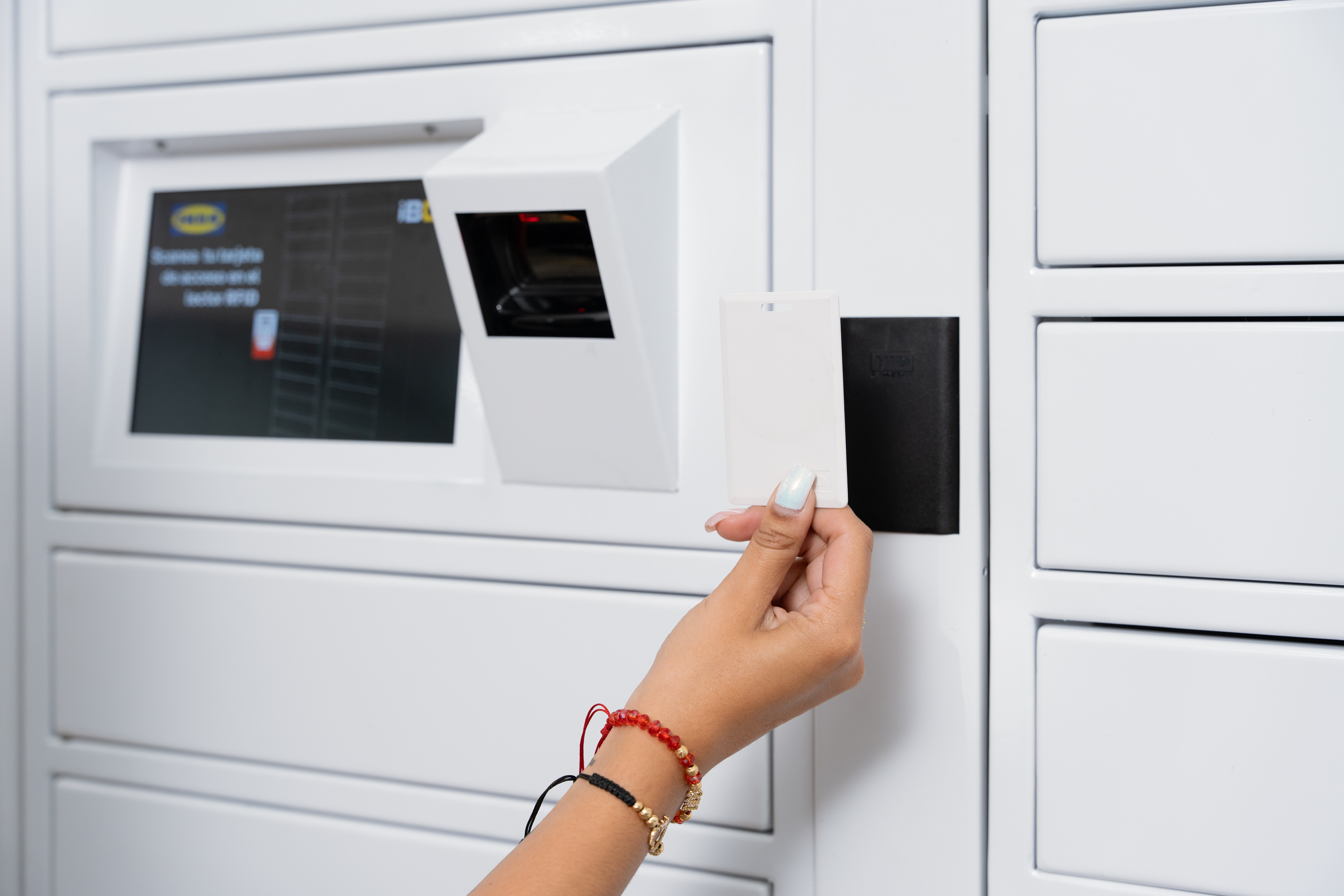 Persona interactuando con sistema de casilleros inteligentes AssetBox